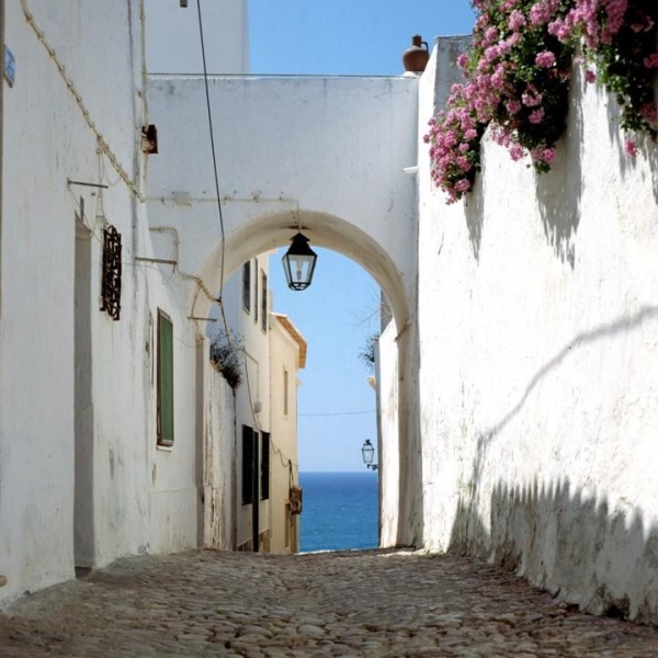 Charming whitewashed alleyway in Algarve